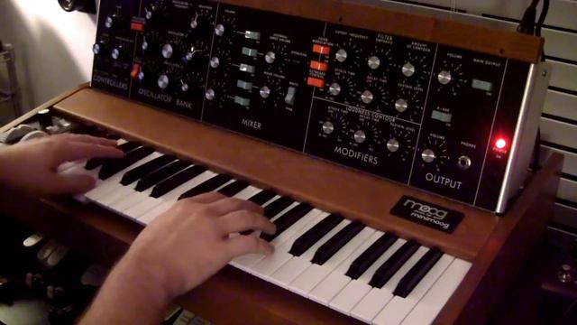 ARP Odyssey vs. Minimoog: Funk Bass Face-Off смотреть онлайн