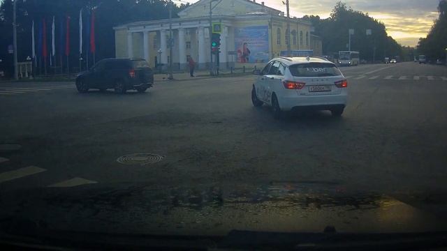 Автобус чудом увернулся. 06.09.2021. смотреть онлайн