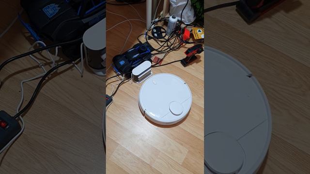 ЧУДЕСА ПАРКОВКИ РОБОТА ПЫЛЕСОСА #shorts смотреть онлайн