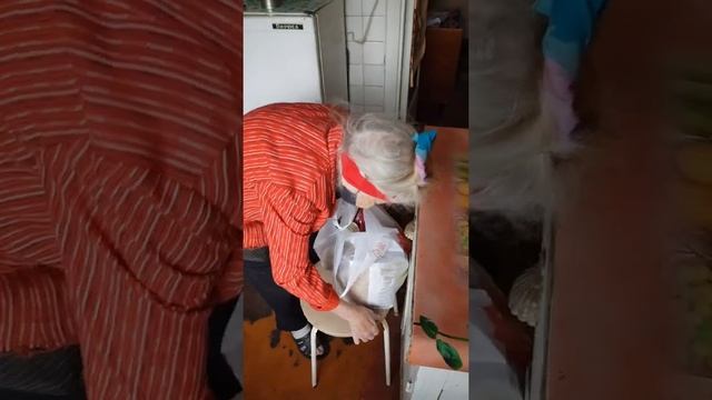 До слез! Безвозмездная помощь одиноким старикам в трудную минуту. Благотворительная акция. Сидхи смотреть онлайн