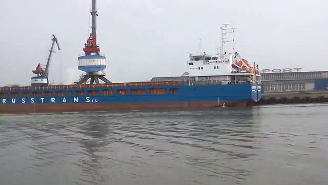 Катер на реке Дон.Азовский морской порт. смотреть онлайн