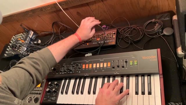 Behringer VC340 and Roland VP-03 together - Combining the analog and digital synthesizer vocoder смотреть онлайн
