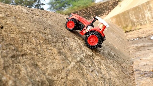 Эскватор грузит песок, грузовик падает с дамбы смотреть онлайн