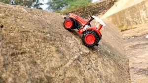 Эскватор грузит песок, грузовик падает с дамбы