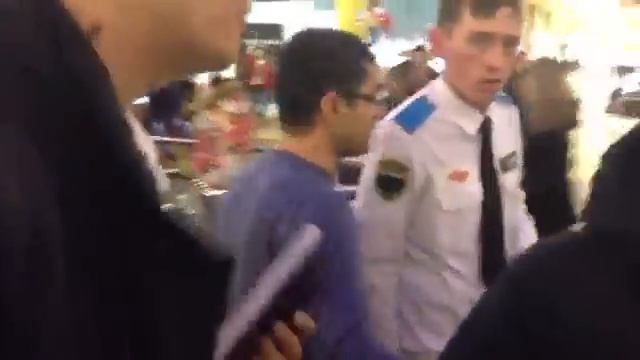 Охрана ТЦ Аура применяет силу к ребятам на глазах у полиции смотреть онлайн