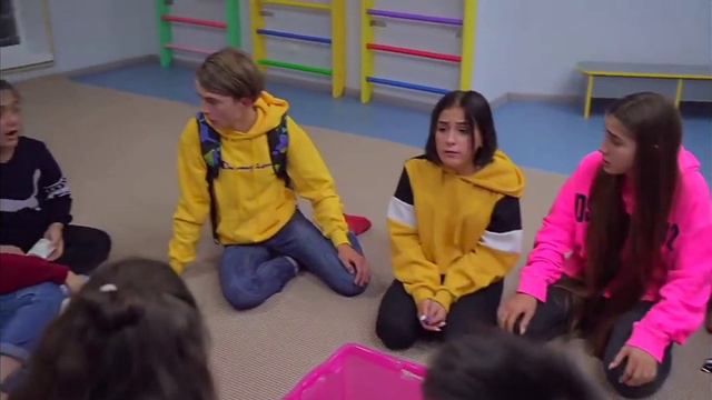 Дину выгнали со школы! И за чего все в школе переслрись? Что случилось за что?