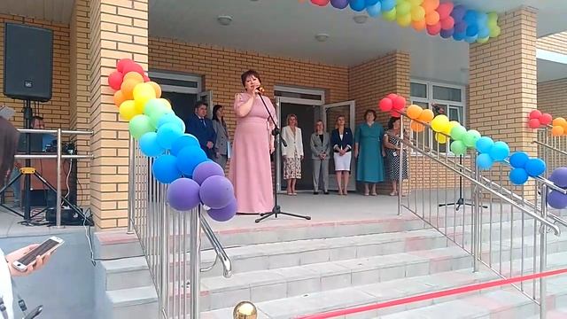 Директор школы поздравила 1-классников и их родителей с новым учебным годом в Бердск е смотреть онлайн