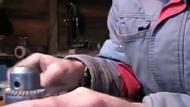 Как просверлить отверстие точно по центру оси. Лайфхак смотреть онлайн