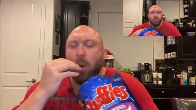 Мужик ест чипсы и смотрит как мужик ест чипсы смотреть онлайн