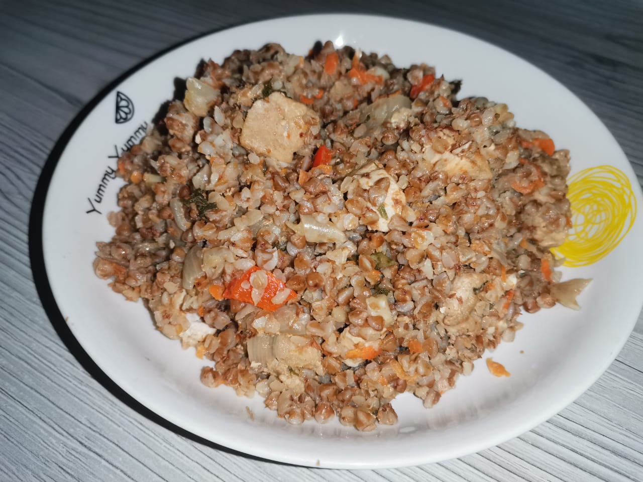 Гречка с двумя видами мяса в одной сковороде.