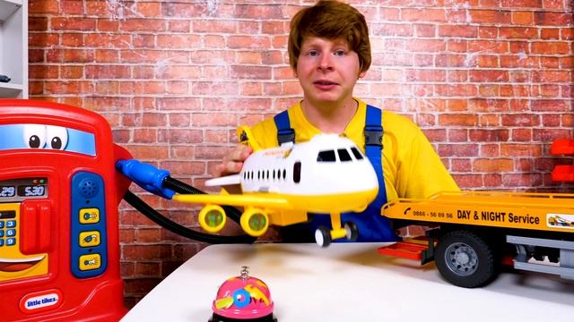 Самолет с машинками не смог взлететь. Чиним машины - Крутые видео для мальчиков про игры в машинки смотреть онлайн