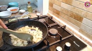 Подлива с курицей и сметаной на сковороде. Вкусный соус с куриным филе