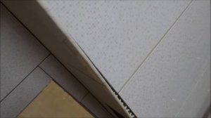 Закрываем  стык  кафельного угла при помощи пластикового уголка