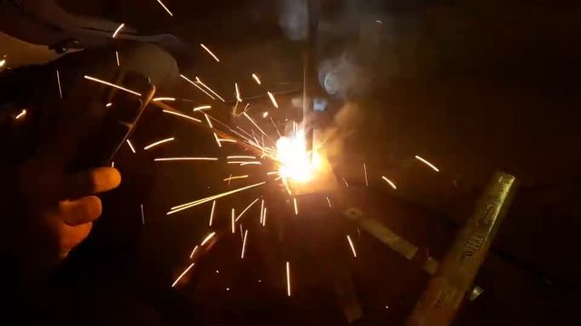 Маленький тигель для плавки алюминия в газовом горне. смотреть онлайн