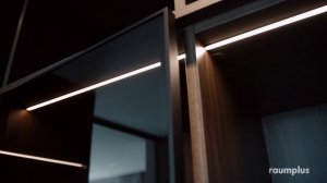 Гардеробная комната с распашными стеклянными RPE фасадами