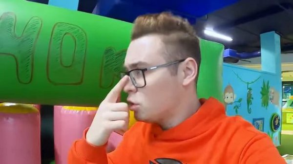 ЭКСТРИМАЛЬНЫЕ ПРЯТКИ В ИГРОВОМ ЦЕНТРЕ ОТ ОХРАНЫ !