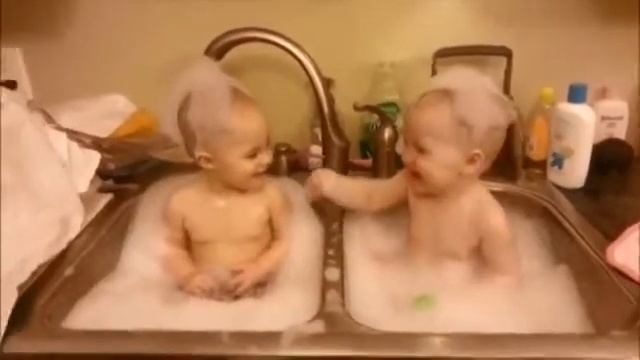 МАЛЫШИ ПРИНИМАЮТ ВАННУ! ВЕСЕЛУХА смотреть онлайн