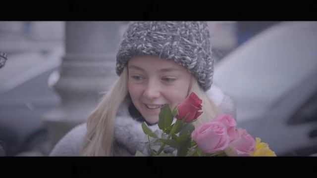 Депутаты "Единой России" поздравили женщин с 8 марта на улицах Москвы. смотреть онлайн