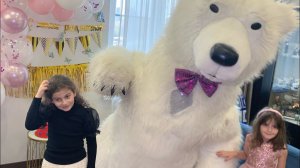 Волшебный Сюрприз: Когда Девочку Поздравил Белый Медведь Аниматор!
