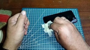 Как убрать царапины с камеры смартфона.