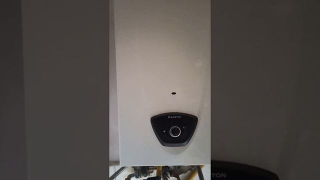 problema scaldabagno Ariston EVO X ONT 11 "si accende e si spegne di continuo." смотреть онлайн