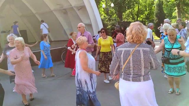 В Киевi весiлля гулять Танцы ??? в парке Горького Июнь 2021 Харьков смотреть онлайн