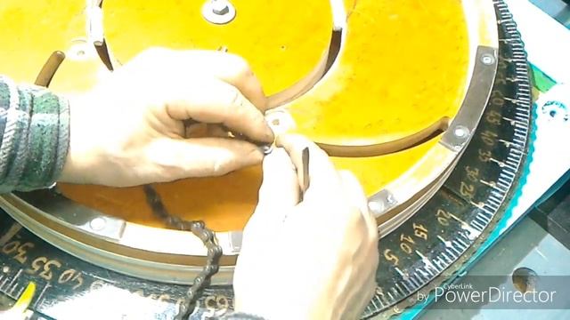 Как надеть цепь на фанерное колесо .?