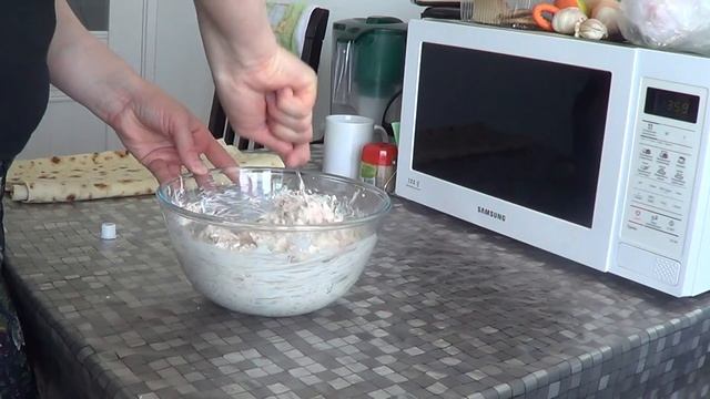 Рулетики из армянского лаваша с вареной колбасой, сыром и зеленью... смотреть онлайн