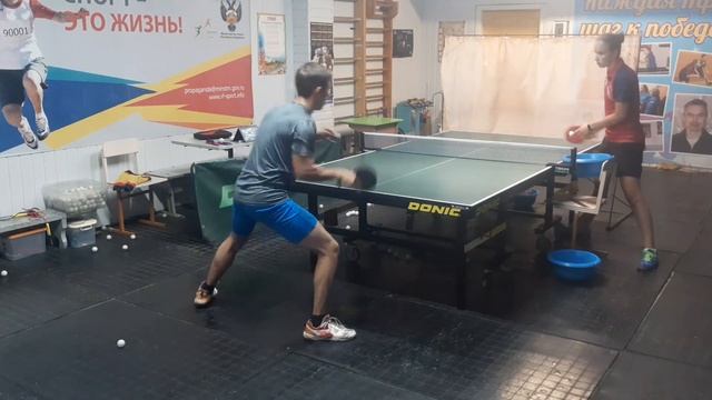 Настольный теннис. Новые "веяния" в настольном теннисе. Топ-спин справа на правой ноге впереди. смотреть онлайн
