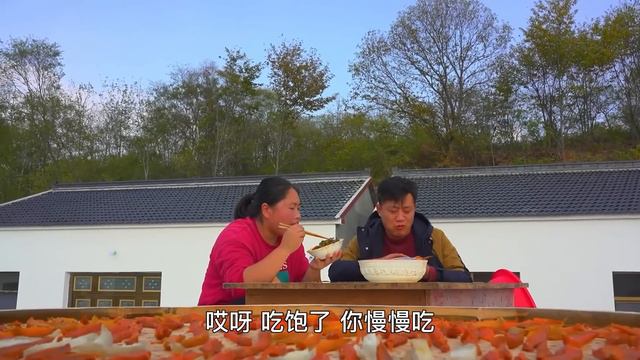 婆婆有多宠胖妹？喝喜酒还送5斤毛肚来家，让胖妹做香辣冒菜解馋【陈说美食】 смотреть онлайн