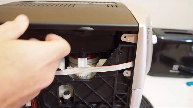 Cafetera Delonghi Magnifica - ¿Se puede arreglar el molinillo? смотреть онлайн