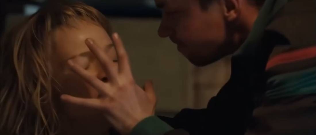 Этот девушка смертельно опасный секретный агент, который использует свою грудь в качестве оружия ( смотреть онлайн