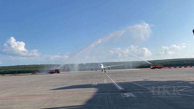 Встреча с водной аркой для первого в истории аэропорта Красноярск рейса на Airbus A350 смотреть онлайн