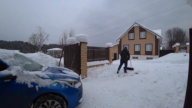 Уборка снега во дворе