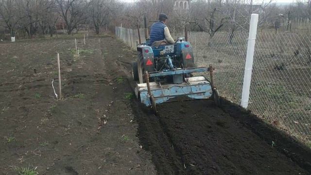 Японский минитрактор в работе с фрезой. Tractor japonez in lucru cu freza. Mitsubishi MT2201. смотреть онлайн
