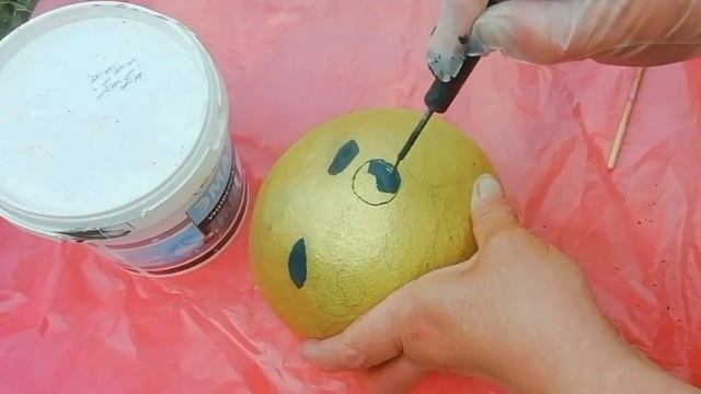 В моем цветнике прибавление сказочных героев. Колобок и пенёк из цемента. смотреть онлайн