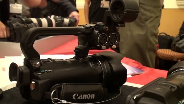 CES: Nové videokamery Canon AX10 a HF G10 смотреть онлайн