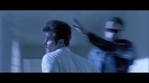 Терминатор 2. Сара встречает терминатора при побеге из больницы.