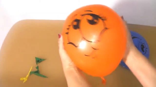 СЕМЬЯ ШАРИКОВ.Развивающее видео для детей .Учим цвета. Лопаем воздушные Шарики с разноцветной водой смотреть онлайн