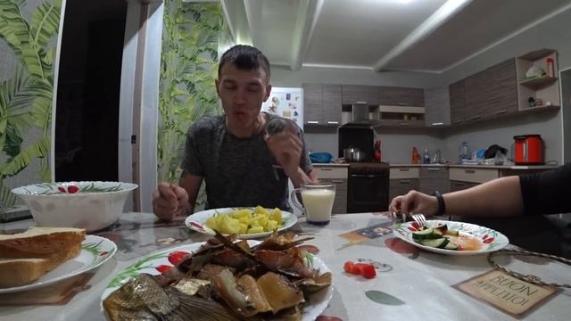 ВЛОГ : ЧИТАЮ КОММЕНТАРИИ / МУКБАНГ / АНГЕЛИНА ПРИГОТОВИЛА УЖИН / ВИТАЛИК И АНГЕЛИНА смотреть онлайн