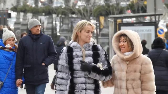 Девушки идут смеются и радуются. смотреть онлайн