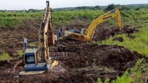 Грузовой эвакуатор. Вытаскивание экскаватора