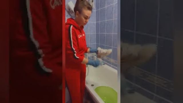 Стираем кроссовки пятновыводителем смотреть онлайн