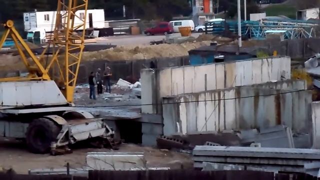 Кран MKT-40 на демонтаже недостроенного жилого дома смотреть онлайн
