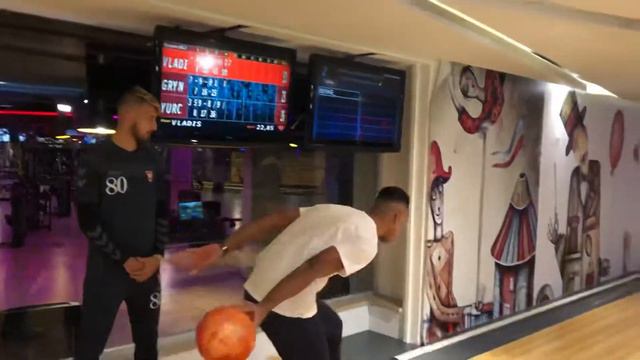 Юрченко, Гринь и Эмерсон играют в боулинг смотреть онлайн