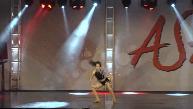 Laura Amstislavskiy - Runway Walk смотреть онлайн