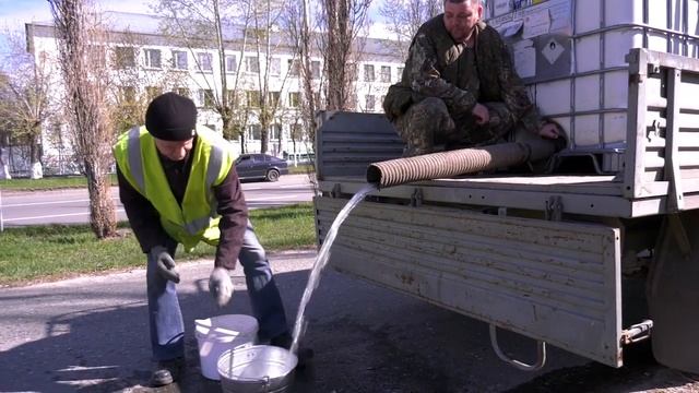 Сотрудники лесхоза заменили старые пирамидальные тополя на юные саженцы смотреть онлайн