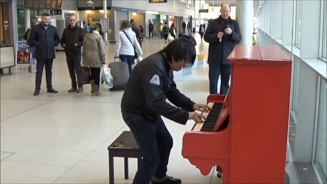 CRAZY DUDE ROCKS THE STATION! смотреть онлайн