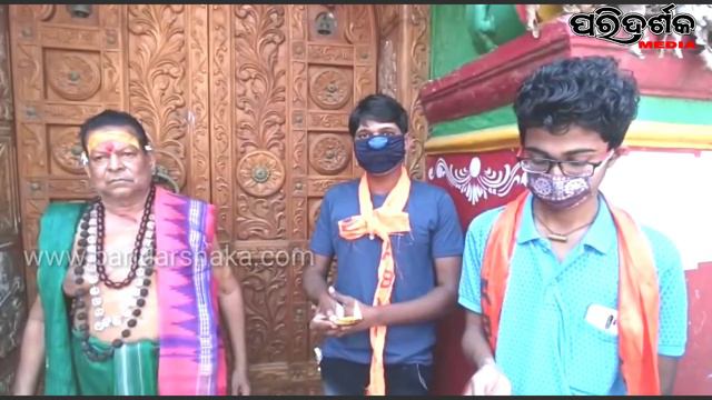 Excitement in front of the police station to apprehend the killer. смотреть онлайн