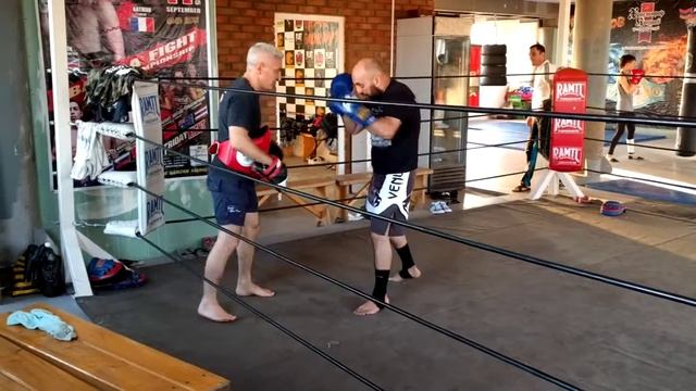 Muay thai #kingsgym Агарон работа на лапах с Шихшабеком смотреть онлайн